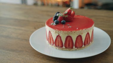 Çilekli, yaban mersinli ve ahududulu taze kek.