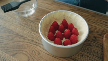 Çilekleri pastanın dibine koyduk.