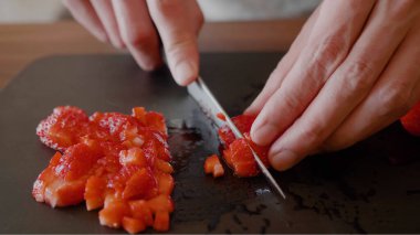 Masadaki çilekleri ince ince doğra.