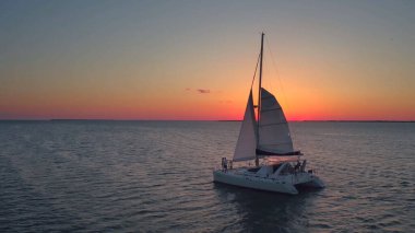 Şafakta yatı denize uçuracağız.