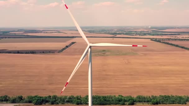 春时节耕地内两台2型风力涡轮机的空中无人驾驶照片 — 图库视频影像