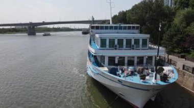 Geminin etrafında bir dronla uçuyoruz.