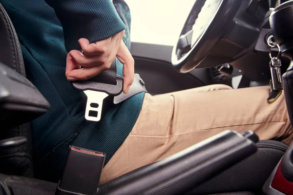 Sürücü Arabada Emniyet Kemerini Bağlıyor Güvenlik Önleme Kavramı — Stok fotoğraf