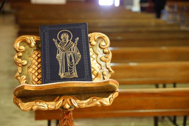Kutsal kitapla boş bir kilisede ders veriyorum. Uzayı metin için kopyala. Din, kilise, inanç ve İsa Mesih kavramı.