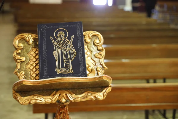 Kutsal kitapla boş bir kilisede ders veriyorum. Uzayı metin için kopyala. Din, kilise, inanç ve İsa Mesih kavramı.