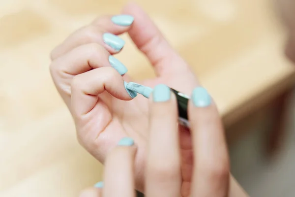 Close View Woman Hands Painting Her Nails Blue Green Nail — Stock Photo, Image