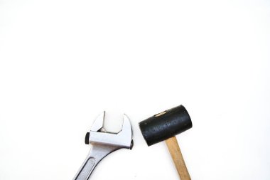 Yatay bir fotoğrafta beyaz arka planda çekiç ve anahtarla. Metin için alanı kopyala