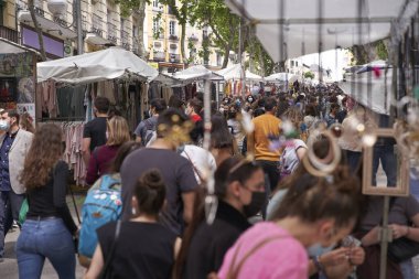 MADRID, SPAIN - 09 Mayıs 2021: Alarm sona erdikten sonra 9 Mayıs 2021 'de Madrid' deki ünlü bit pazarında tanınmayan insan kalabalığı.