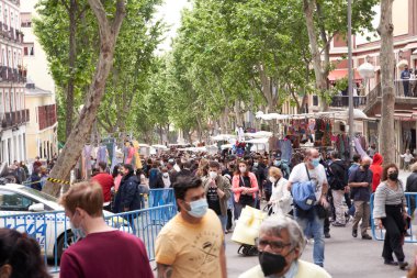 MADRID, SPAIN - 09 Mayıs 2021: Alarm sona erdikten sonra 9 Mayıs 2021 'de Madrid' deki ünlü bit pazarında tanınmayan insan kalabalığı.