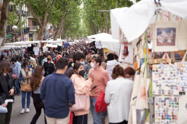 MADRID, SPAIN - 09 Mayıs 2021: Ribera de Curtidores caddesindeki kalabalık, 9 Mayıs 2021 'de olağanüstü halin sona ermesinden sonra Madrid caddesindeki marketin yerini alacak..