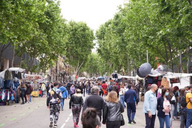 MADRID, SPAIN - 09 Mayıs 2021: Alarm sona erdikten sonra 9 Mayıs 2021 'de Madrid' deki ünlü bit pazarında tanınmayan insan kalabalığı.