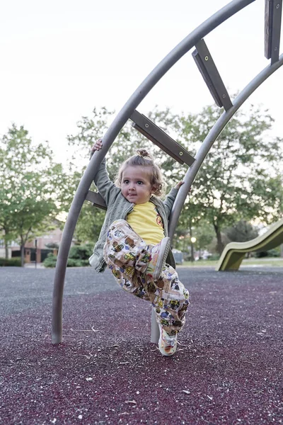 Parktaki bir barda sallanan sarışın bir kızın ön görüntüsü..