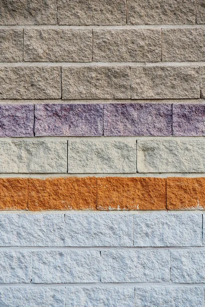 Vertikale Aufnahme Einer Rauen Betonblockwand Mit Grauen Violetten Und Roten — Stockfoto