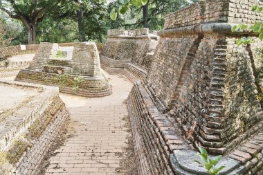 Madrid 'deki El Capricho parkına yakın bir yerde. 1845 'te inşa edilmiş su hendeği olan bir kalenin yeniden inşası..