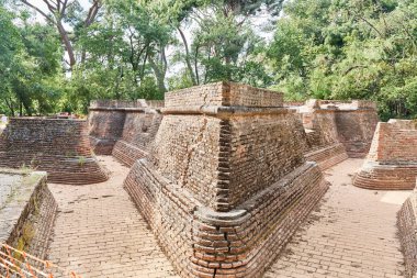 Madrid 'deki El Capricho parkına yakın bir yerde. 1845 'te inşa edilmiş su hendeği olan bir kalenin yeniden inşası..