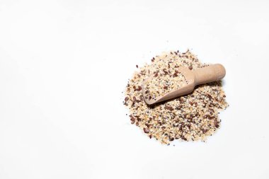 Beyaz arka planda izole edilmiş ahşap kaşıkta çeşitli sağlıklı tohumların karışımı ve metin için kopyalama alanı.