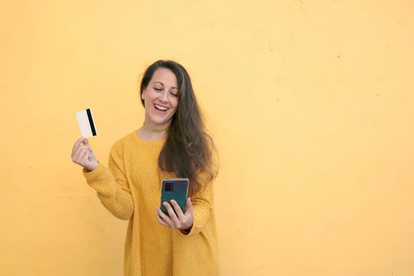 Uma Menina Com Cartão Crédito Telefone Celular Está Mostrando Suas — Fotografia de Stock