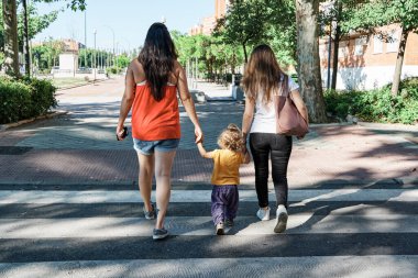 Lezbiyen bir çiftin şehirde kızlarıyla el ele yürümesi...