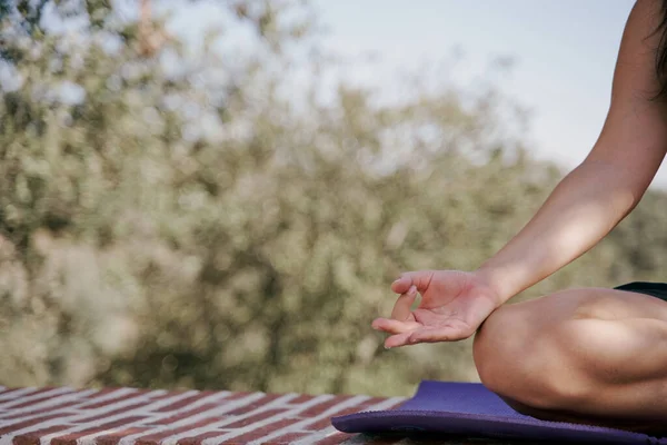 Detail Yogi Woman Hand Meditating Lotus Posture Outdoors Copy Space — Stock Photo, Image