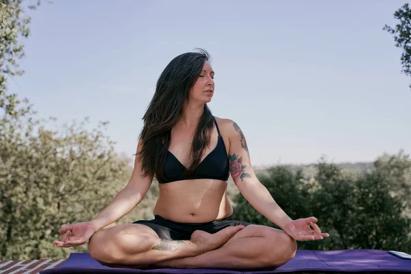 Attractive Tattooed Woman Practising Yoga Meditation Outdoors Concept Lifestyle Leisure — Stock Photo, Image