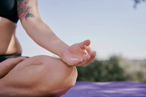 Close Tattooed Woman Hand Yoga Posture Meditating — Stock Photo, Image