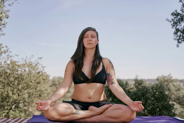 Woman Meditating Yoga Posture Outdoors Concept Meditation Leisure Activities — Stock Photo, Image