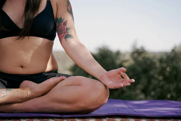 Unrecognisable Young Yogi Woman Practising Yoga Meditation Sitting Siddhasana Meditation — Stock Photo, Image