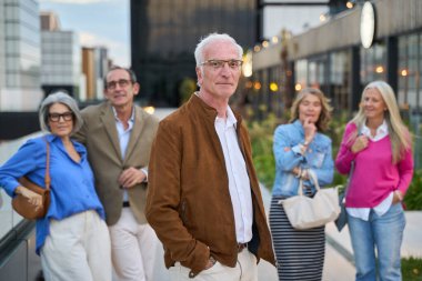 Şık üst düzey arkadaşlardan oluşan bir grup şehirde günlük yürüyüşün tadını çıkarıyor, sohbet ediyor ve birlikte kaliteli zaman geçiriyorlar.