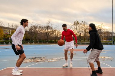 Renkli bir sahada top süren bir grup genç, rekabetin tadını çıkarıyorlar.