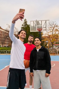 Üç genç adam bir basketbol sahasında bir anlık dostluk ve gençlik görüntüsü yakalıyorlar. Teknoloji aracılığıyla birbirlerine bağlanıyorlar.