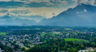 Salzburg şatosundan dağların güzel manzarası 