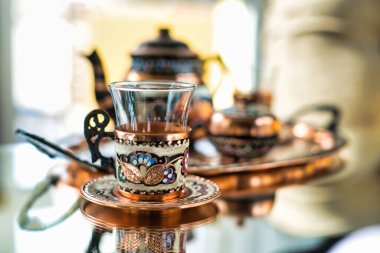 Arap çayı setiyle dolu güzel