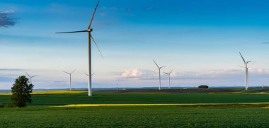 Türbinler kırsal bölgedeki yel değirmeni çiftliğinde yenilenebilir yeşil enerji üretiyor
