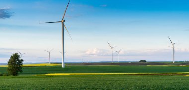Türbinler kırsal bölgedeki yel değirmeni çiftliğinde yenilenebilir yeşil enerji üretiyor