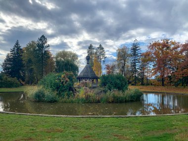 Gölü olan sonbahar manzarası