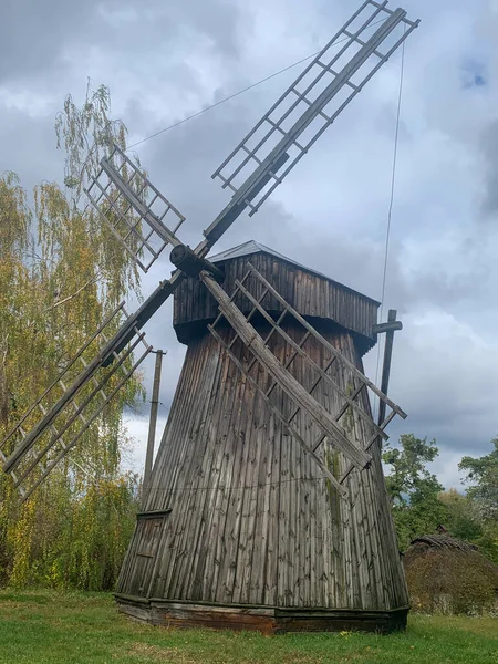 Tarlanın ortasında eski bir yel değirmeni