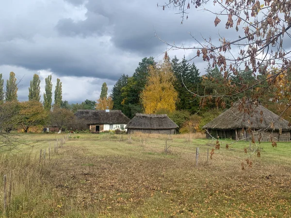 Eski bir çatısı olan eski bir sonbahar köyü