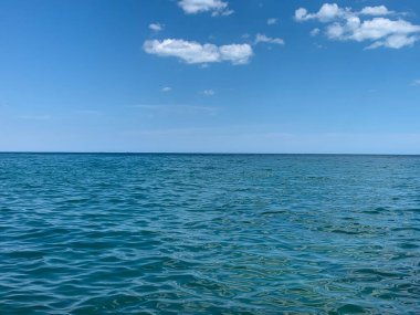 Dalgalı mavi deniz yüzeyi