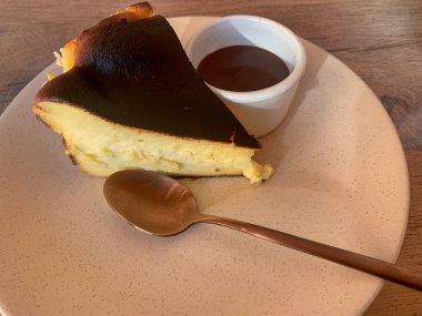 Bir tabak lezzetli kekin yakın plan fotoğrafı, Bask peynirli keki.