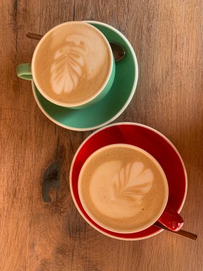 sıcak cappuccino kahve fincanı ahşap masada.