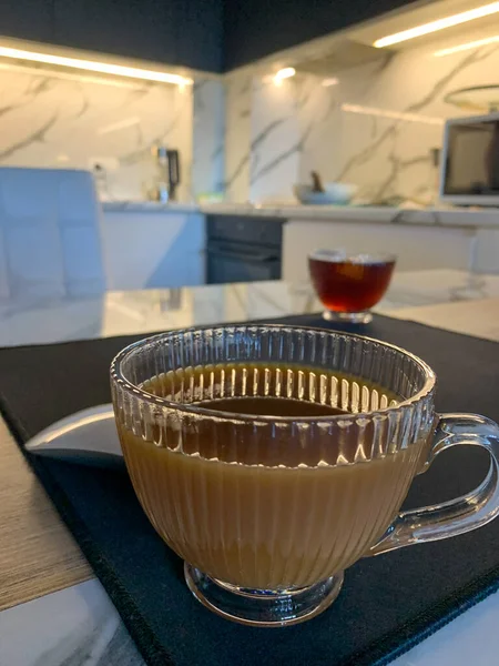 Bir fincan sütlü çay.