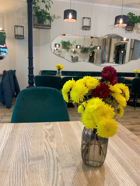 Çiçekli bir restoranın içinde.