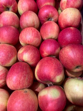 Pazar tezgahında kırmızı elmalar.
