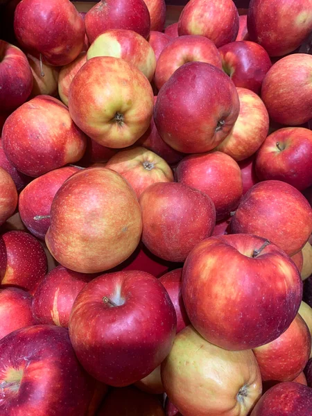 Mağazada kırmızı elmalar