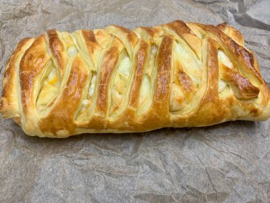 Fırında pişmiş, peynirli ve elmalı hamur işi..