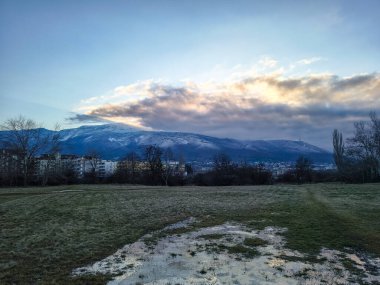 Sofya 'da karlı dağlarda gün batımı