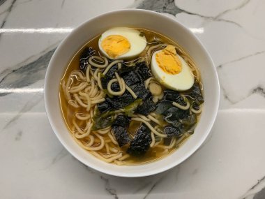 Yosun ve yumurtalı erişte.