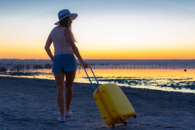 Sarı bir bavulla seyahat, sanatoryumda çamur tedavisi, parlak bir ateş şafağı.