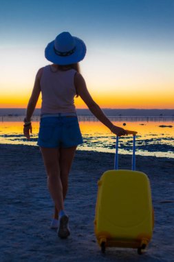 Sarı bir bavulla seyahat, sanatoryumda çamur tedavisi, parlak bir ateş şafağı.