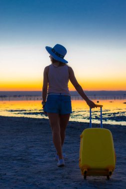 Sarı bir bavulla seyahat, sanatoryumda çamur tedavisi, parlak bir ateş şafağı.